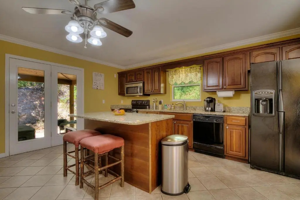 5Bedrooms*4KING BEDS*OUTSTANDING LOCATION*HotTub*