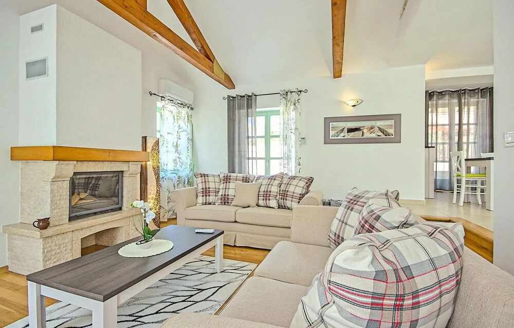 Stunning Home in Liznjan With 3 Bedrooms, Wifi and Outdoor Swimming Pool