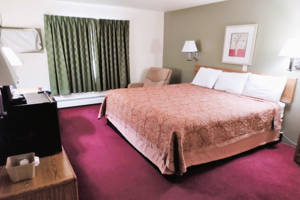 Love Hotels Staples by OYO at HWY 10 MN