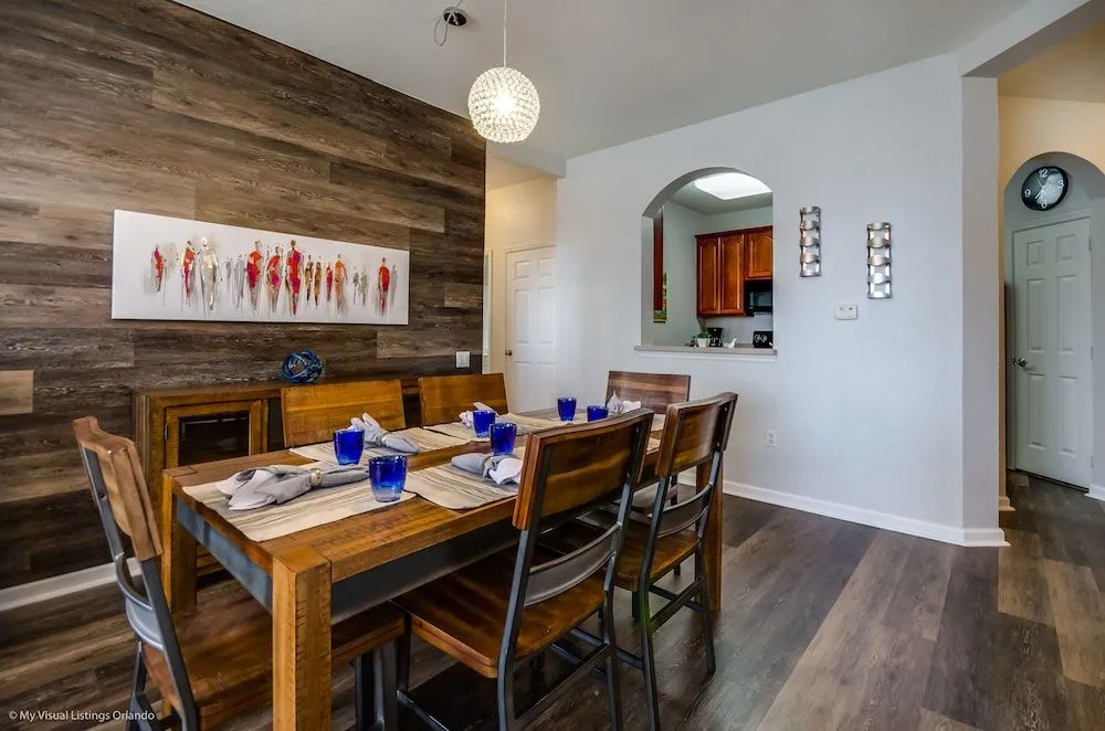Santiago's Corner Ventura 3 Bedroom Condo by Redawning