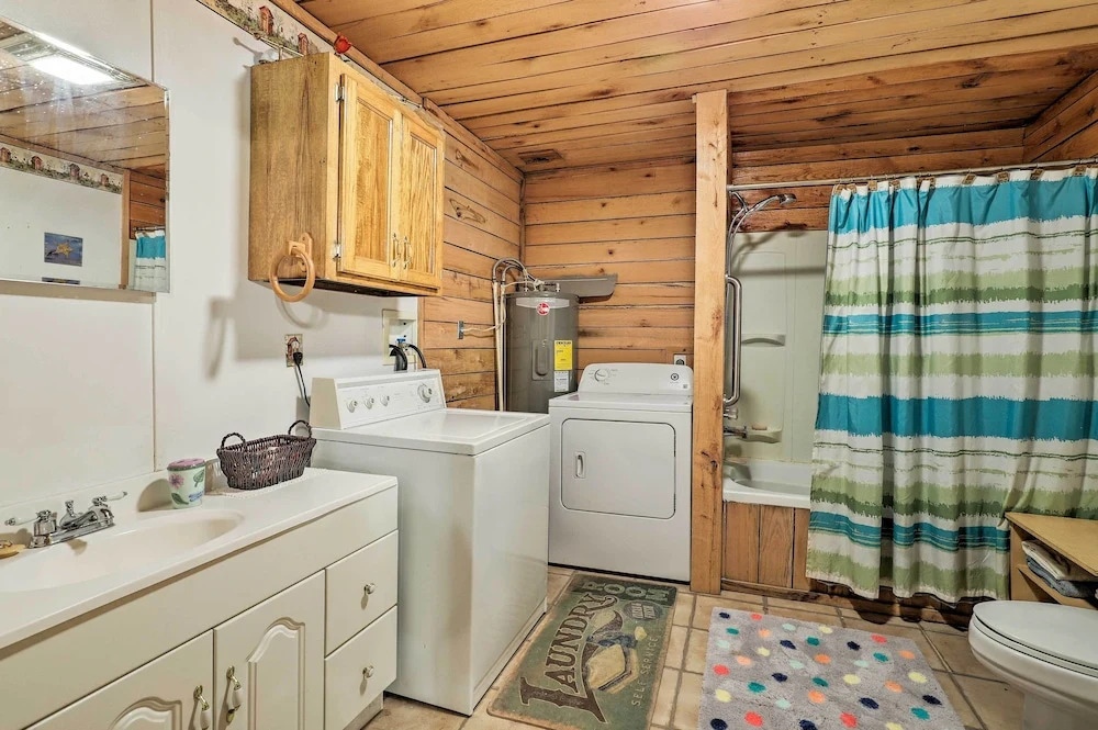 Secluded Cabin w/ Pond ~ 37 Mi to Gulf Coast!