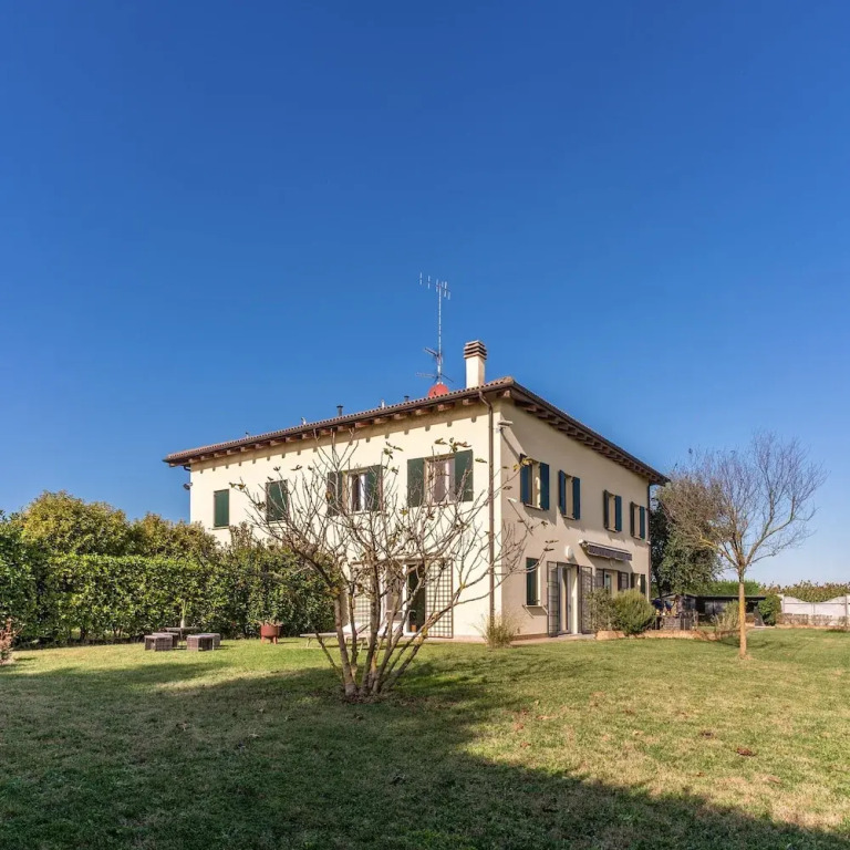 F Tale Country House
