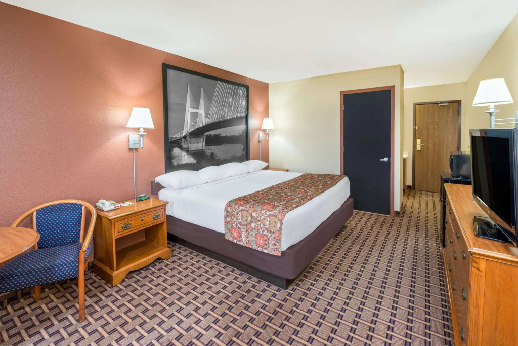 Super 8 by Wyndham Charleston Sikeston East MO