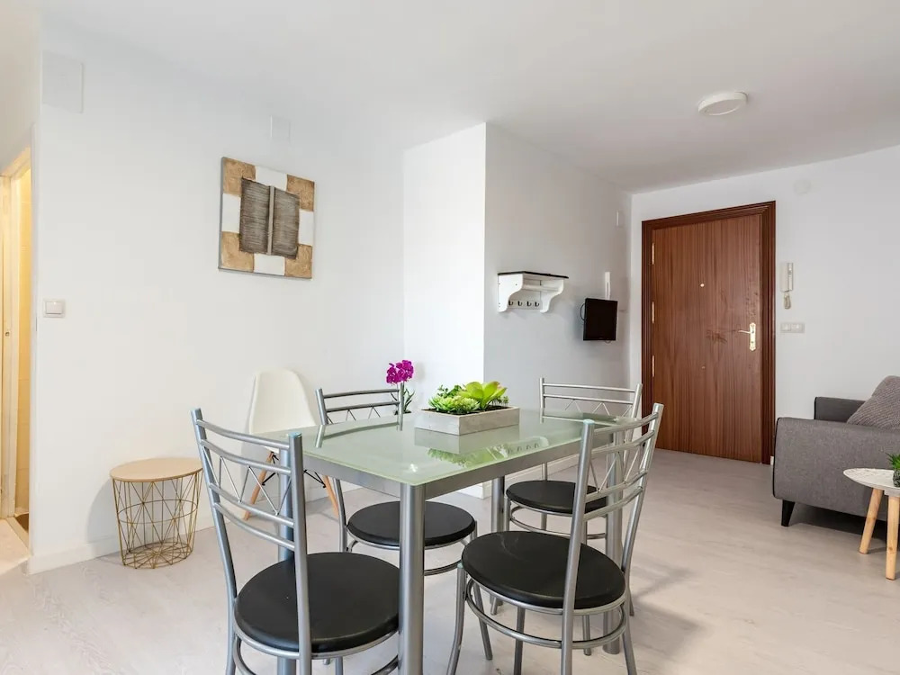 Simplistic Holiday Home in Málaga near Moorish Castle