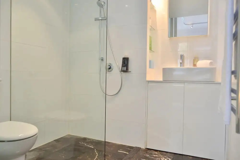 Luxurious 3 Bedroom Apartment With Parking Near CBD