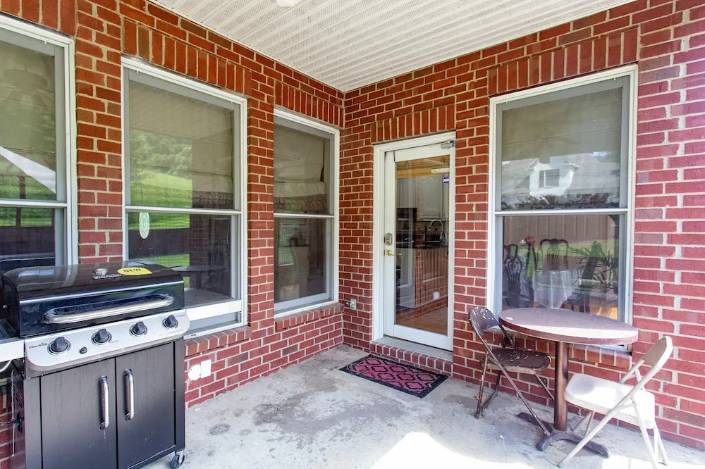 1369 Brentwood Almond - studio Br Apts