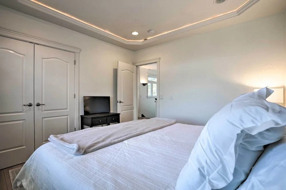 Luxe Getaway w/ Riverfront Views in Grants Pass!