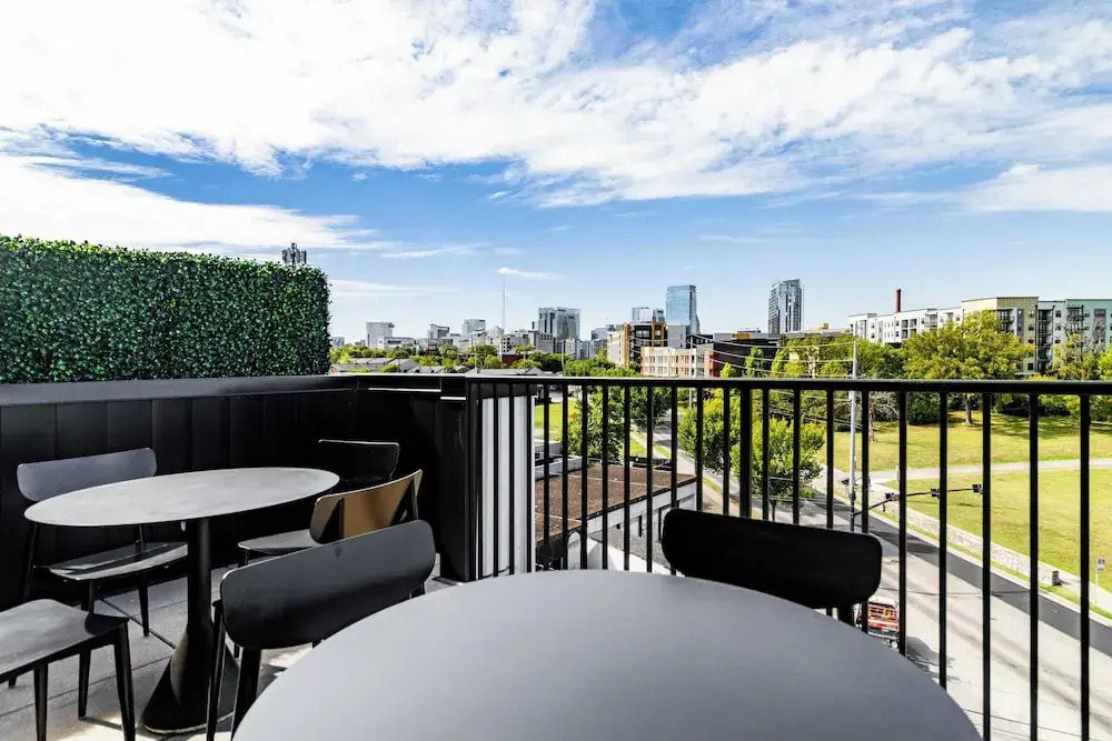 Downtown Nashville 2BR Condo Balcony & Parking Near Broadway