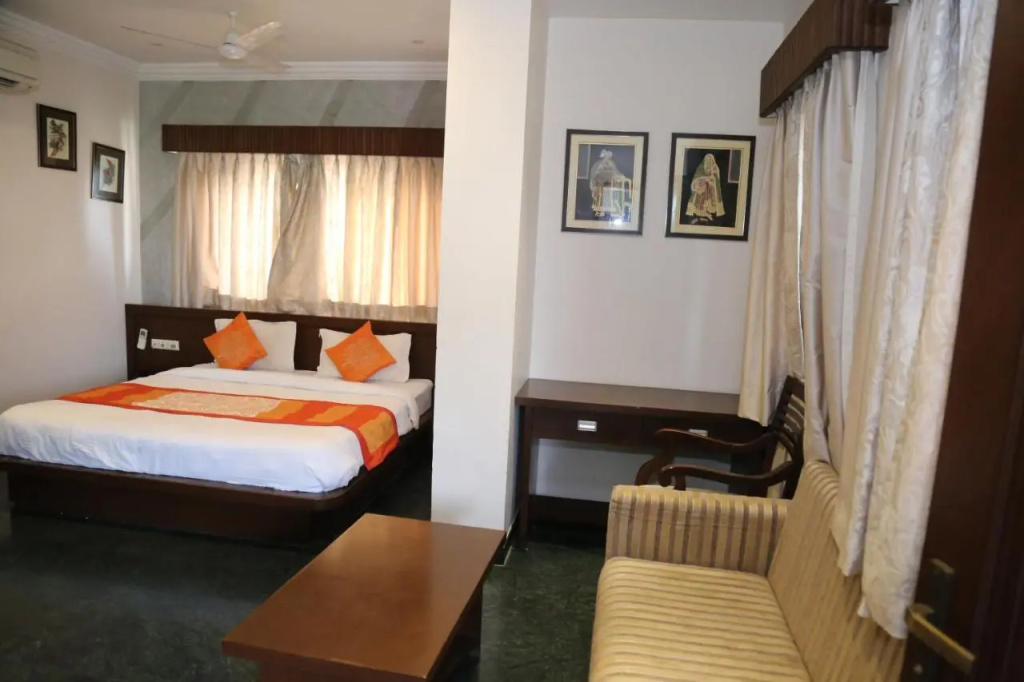 HnM Hotel Near Fateh Sagar Lake