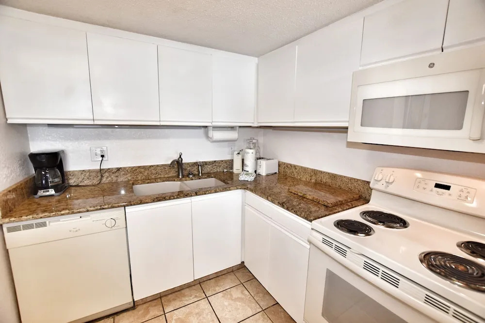 0111 Waters Edge Resort 2 Bedroom Condo by Redawning