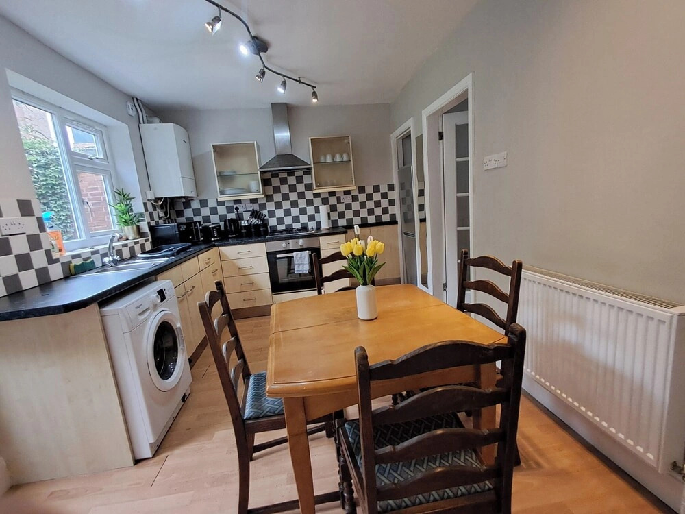 2 Bed Home - Parking, Wifi, Smart Tv