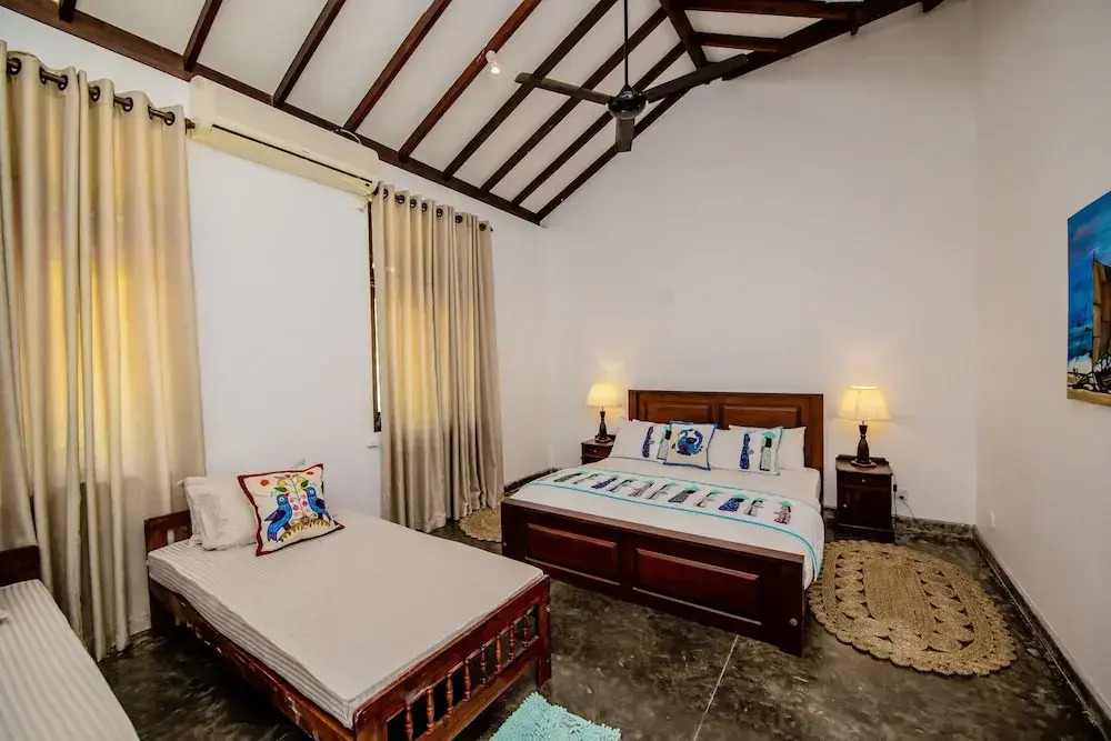 Ardeen Villa - superb 3 bedroom beachfront BB for 6, in Ranna- Tangalle- pick up, serviced, taxes included