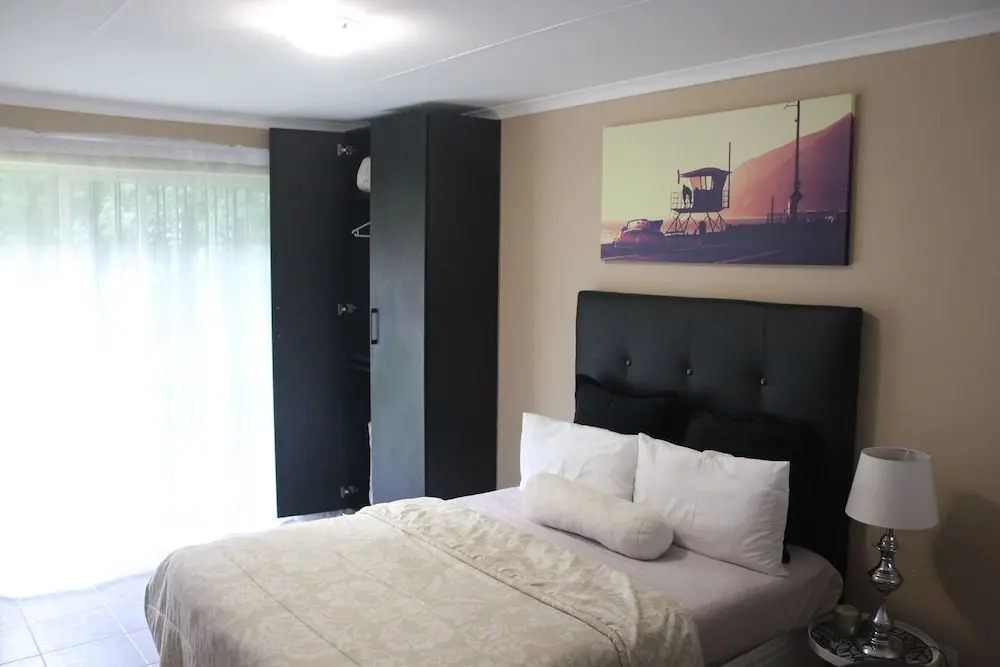 Chic & Serene 1-Bed Haven in Roodepoort