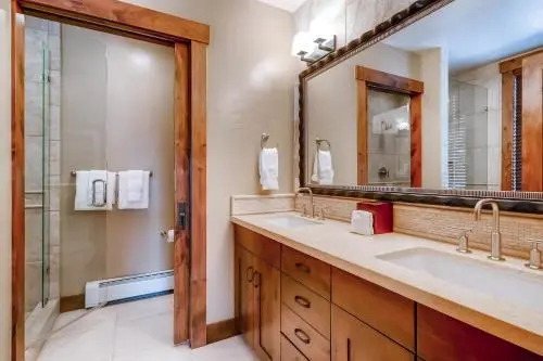 Luxurious, walk-to-lift condo with 2 balconies, scenic views, pool & hot tubs