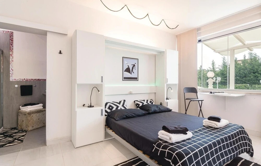 2 Bedroom Stunning Home In Roma