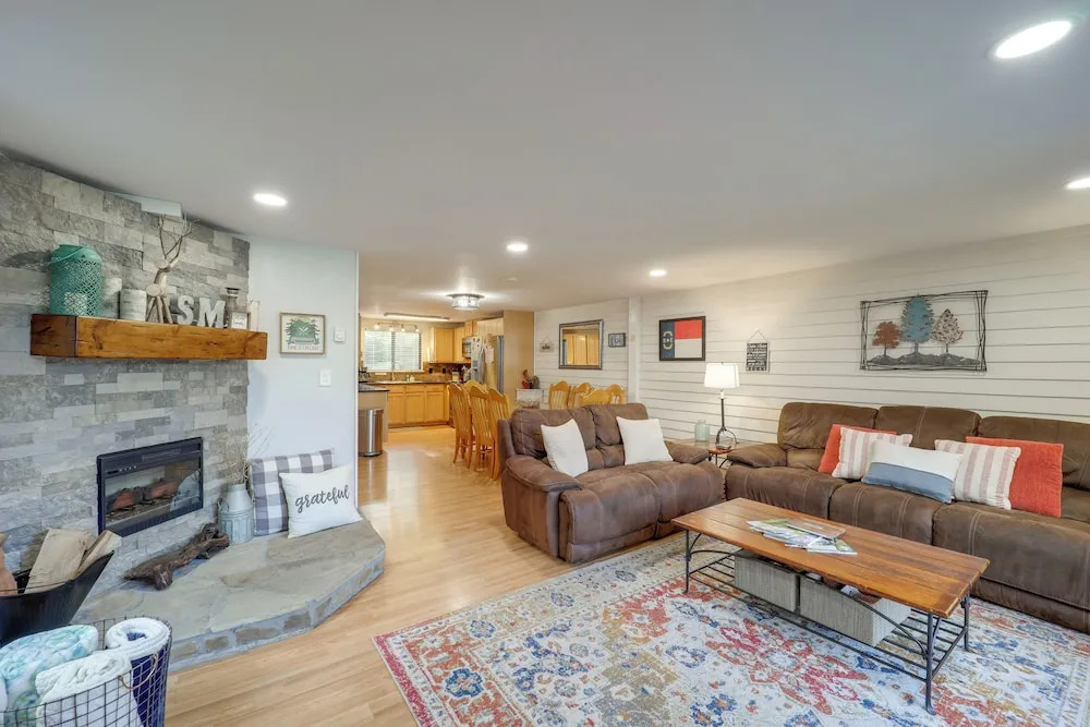 Walk to Ski & Golf: Sugar Mountain Condo!