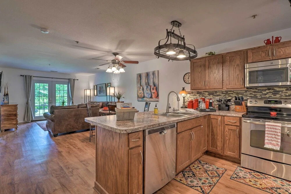 Sun-soaked Lake Taneycomo Condo w/ Furnished Patio