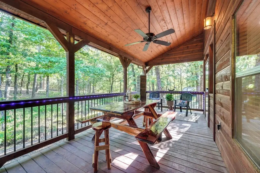 Walk to Restaurants: Hot Tub Haven in Broken Bow!