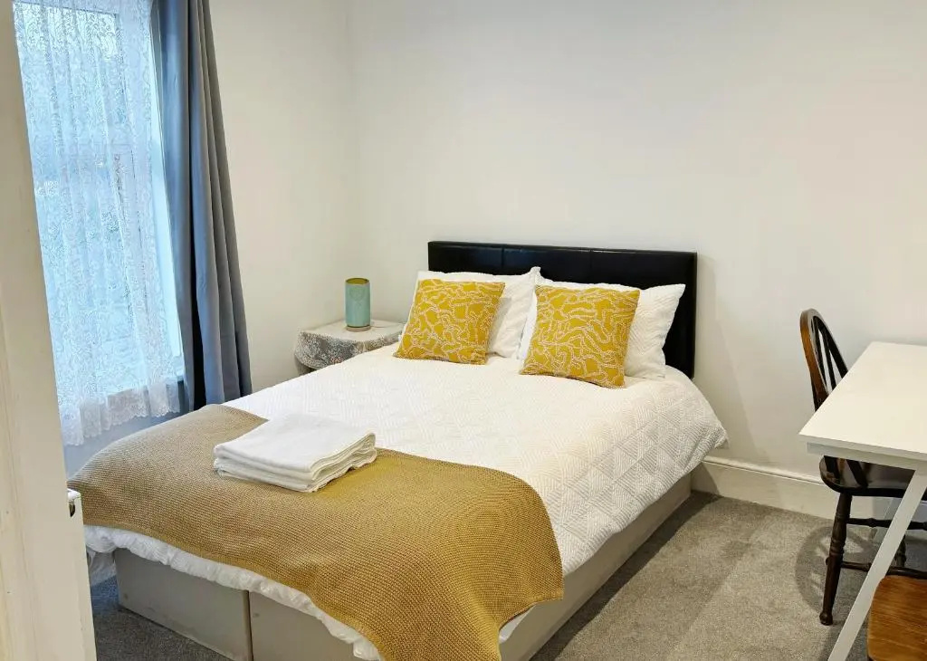 Shirley House 1, No-Frills Guest House, Self Catering, Smart Lock Check-in, Kitchen, Washer, Dryer, Great for Contractors
