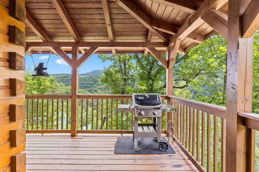 Mountain view 5 bdrm Gatlinburg Cabin near downtown Arts