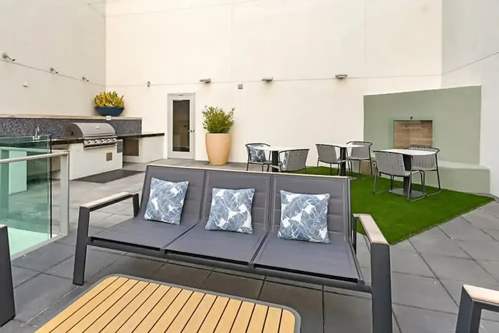 Beautiful 1 BR in LA Gym Pool 10mins to Cedar