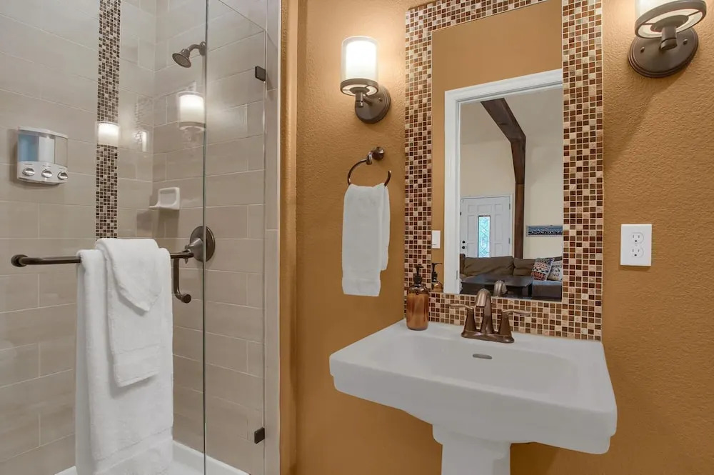 5BR Poe Manor Entertain,hot Tub+has Everything!
