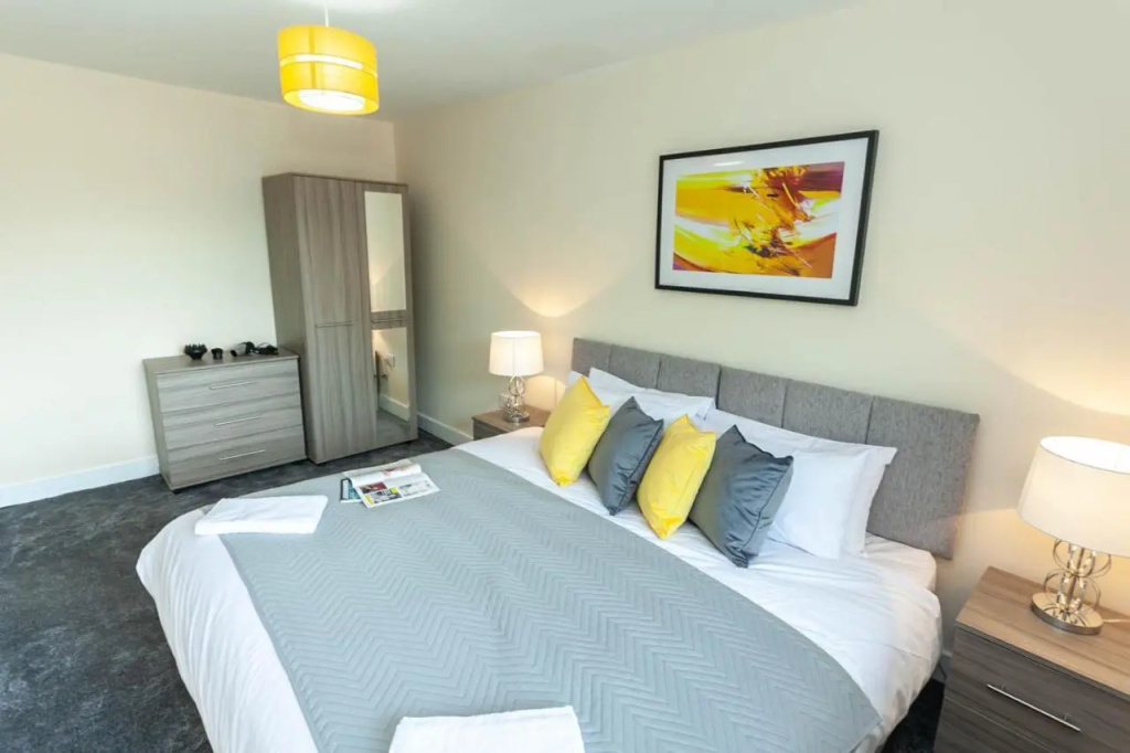 4 bed home, driveway parking ideally located in Latchford, Warrington - Executive St Marys House