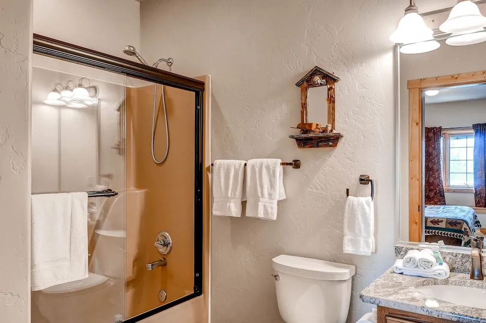4br Log  W/ Hot Tub, Sauna & Chef's Kitchen 4 Bedroom Home