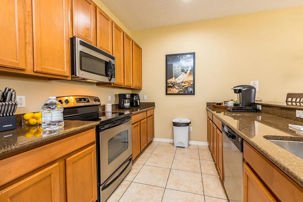 Stunning Townhome With Private Pool Close to Disney by Redawning
