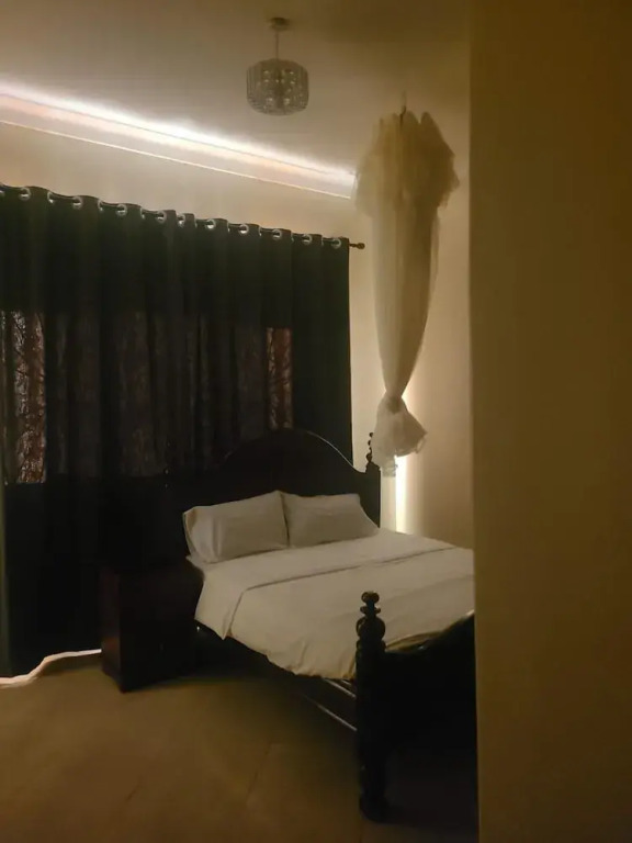 Kampala 5-beds, Sleeps 8 With Garden & Parking