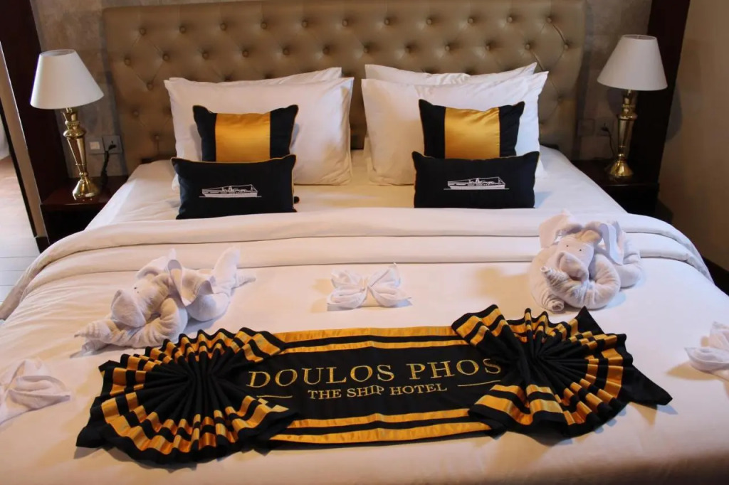 Doulos Phos The Ship Hotel