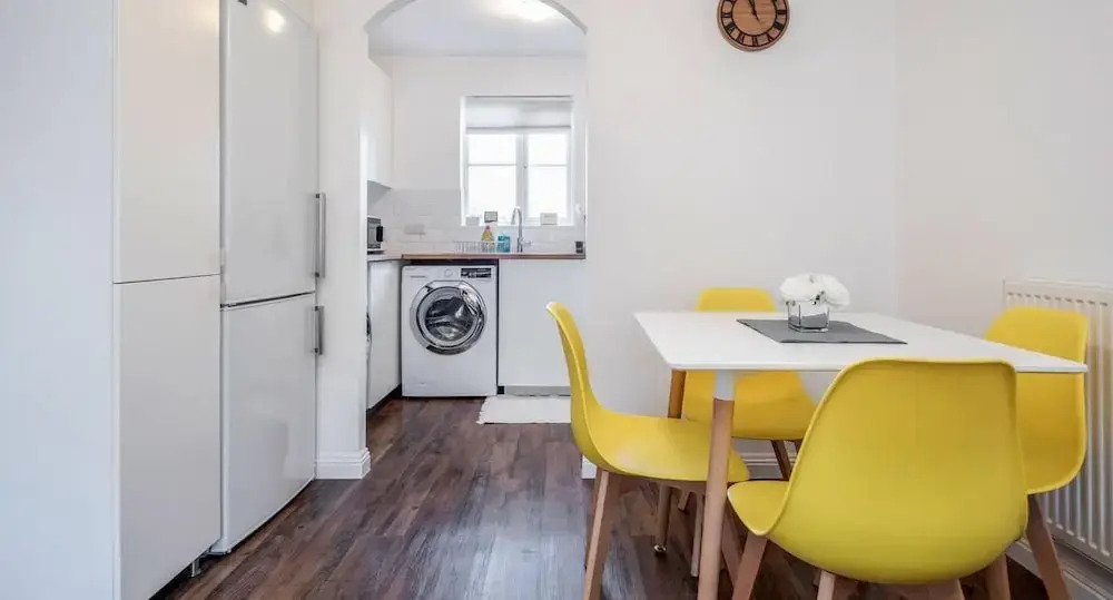 2 Bed Apartment Sleeps 5 - Wifi, Free Parking