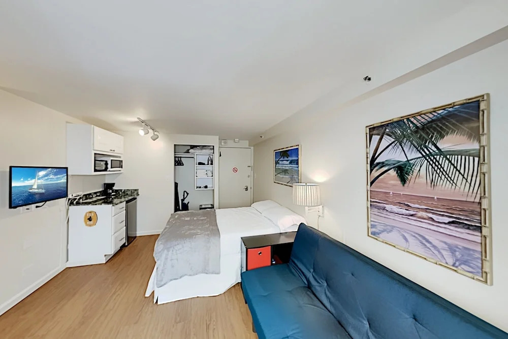 Cozy Kuhio Village Studio
