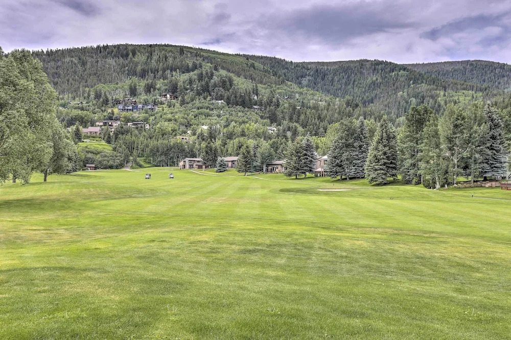 Modern Mountain Escape on Golf Course w/ Hot Tub!