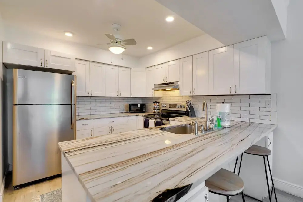 7 Mi to River District & Beach: Fort Myers Retreat