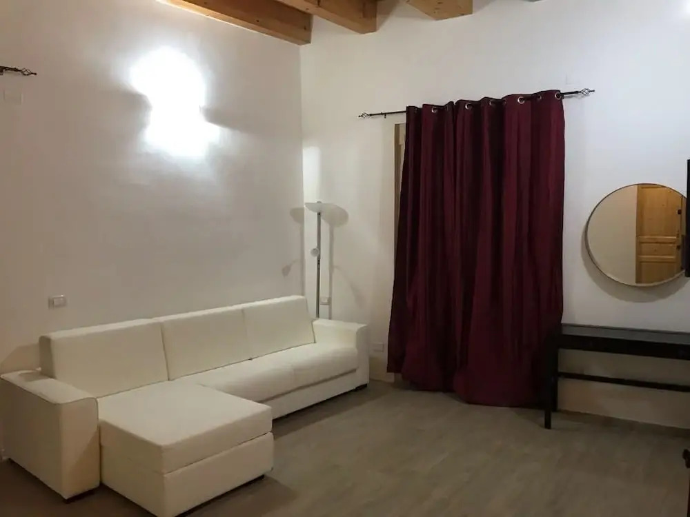Decadracma rooms