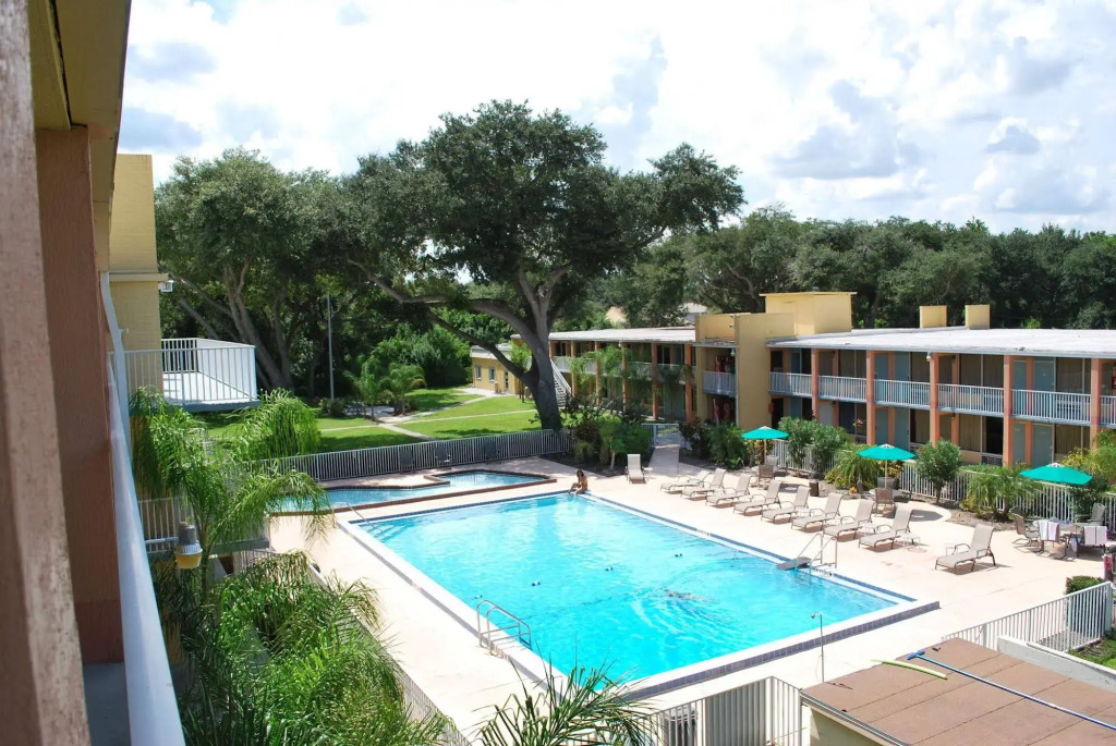 Howard Johnson by Wyndham Tropical Palms Kissimmee