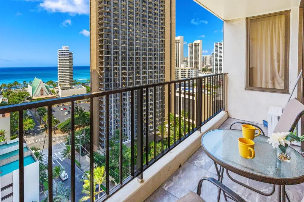 Beautiful 18th Floor with Panoramic Ocean Views 1 Block to Beach Free Parking & Wifi