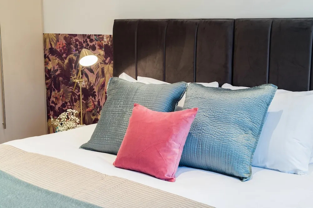 The Kensington Gardens - Modern & Bright 2BDR Flat