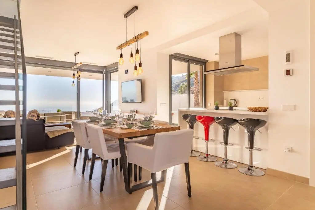 2260-Luxury villa with private pool and seaview
