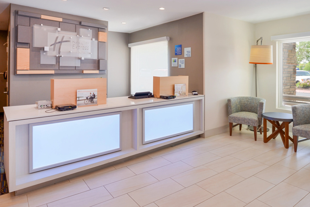 Holiday Inn Express & Suites - Omaha - 120th and Maple by IHG