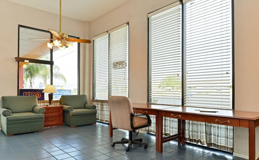 Studio 6 Suites Delano, CA