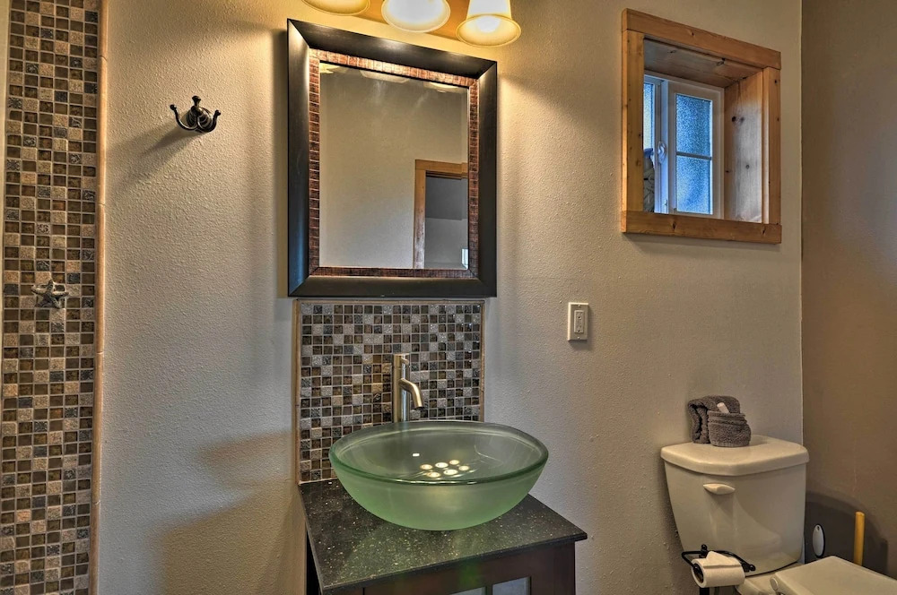 Coastal Retreat in Long Beach: Walk to Attractions