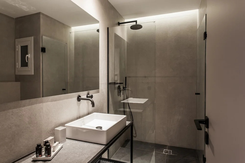 UPSTREET Modern Minimalist 3BD Apt-Hilton