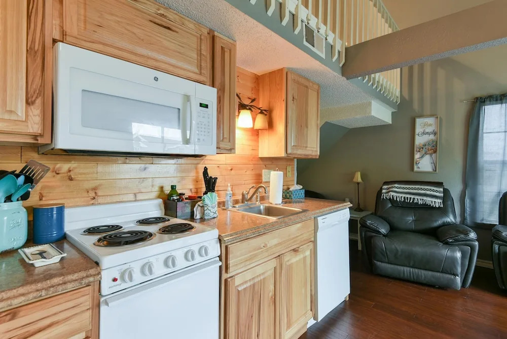 Memory Maker Condo - Great Location - Updated - Walk to Restaurant and Store!