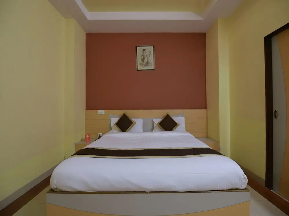 OYO 11923 Hotel Rajdhani Palace