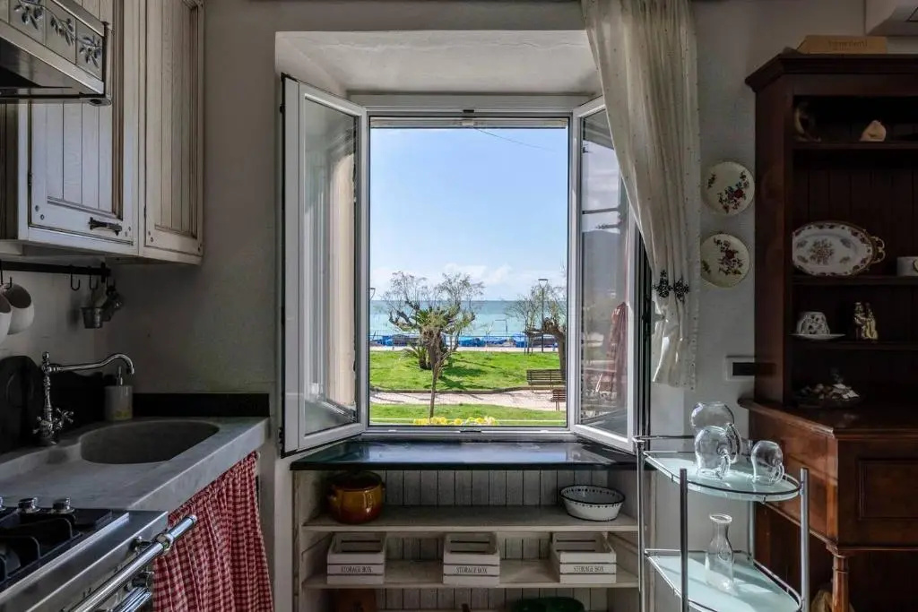 ALTIDO Lovely Apt for 4, with SeaView Moments from Beach