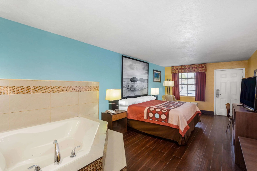 Super 8 by Wyndham Bradenton Sarasota Area