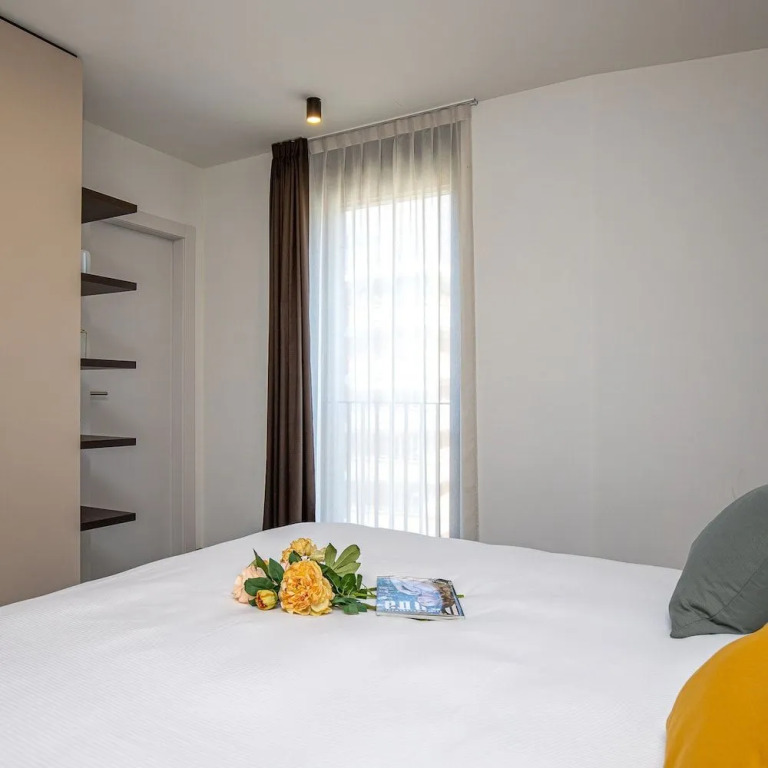 ICON H 402 Suite Business