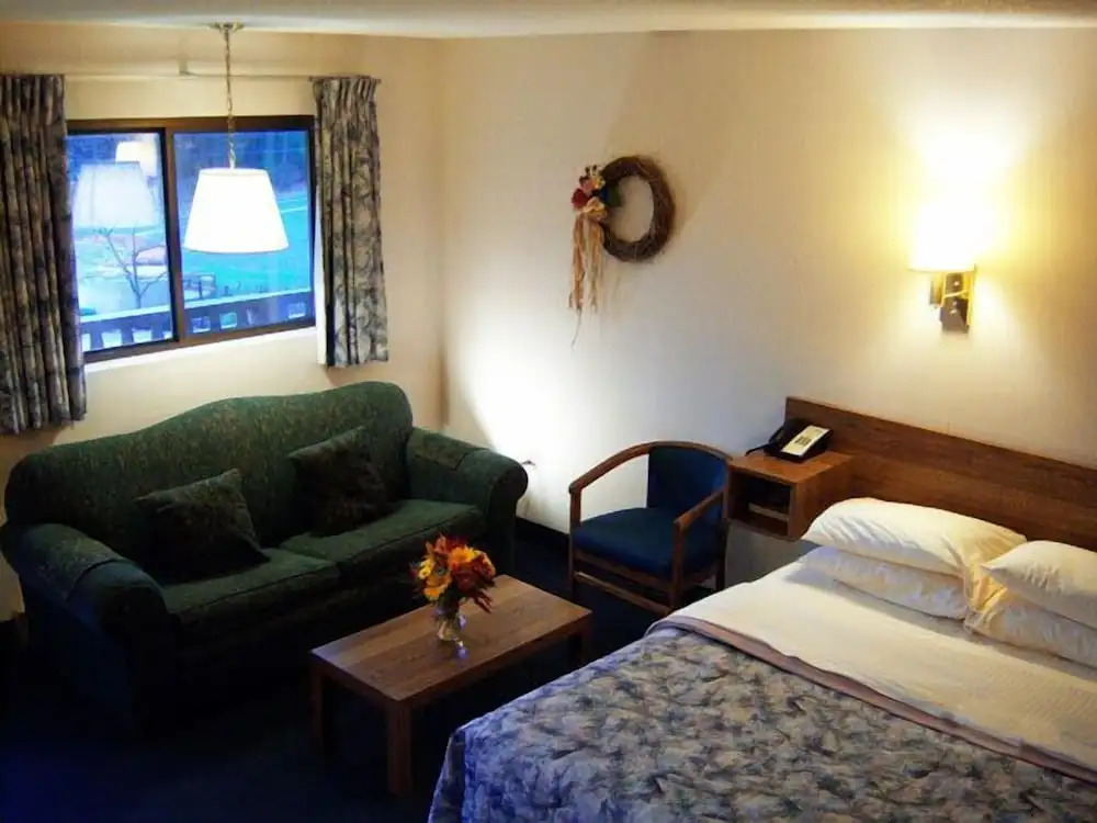 Tall Pines Motel